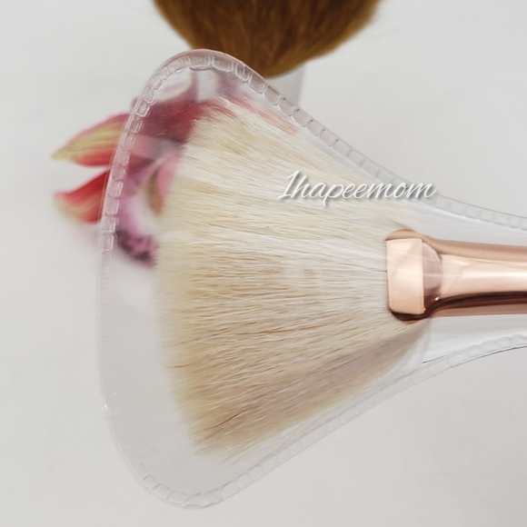 Morphe Brush R12 Delux High Light Fan Makeup Tools - Picture 8 of 9